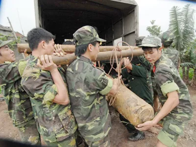 Mò sắt dưới sông, vớ được... bom 2,5 tạ