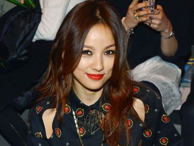 Sau lệnh cấm hở, Lee Hyori diện đồ kín mít