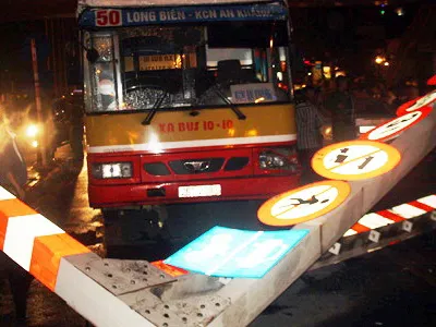 Đình chỉ lái xe húc đổ biển báo cầu vượt