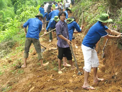 ĐVTN xẻ núi làm đường ở vùng cao Thanh Hóa Ảnh: Hoàng Lam
