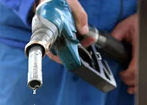 Giá xăng tăng thêm 2.000 đồng/ lít