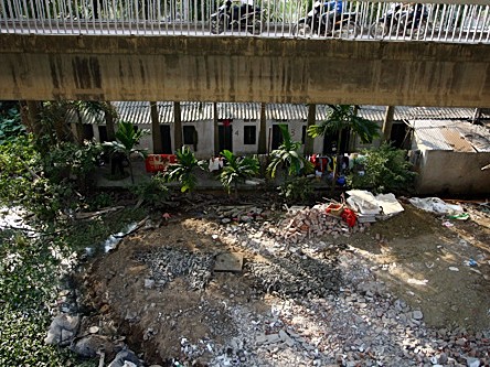 Xóm trọ 'nhảy dù' xuống chân cầu Thăng Long