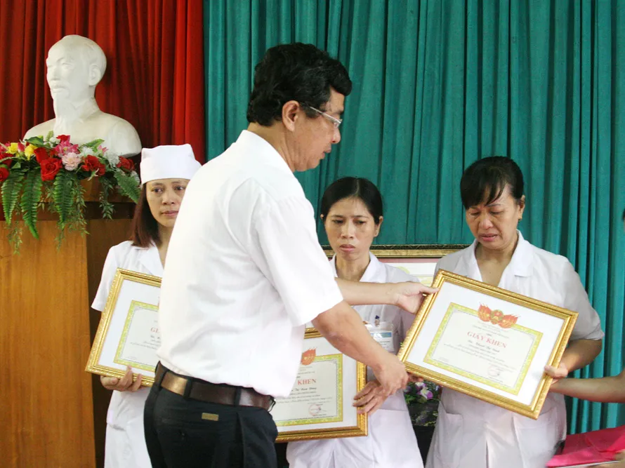 Người tố cáo 'nhân bản' khóc trong lễ khen thưởng