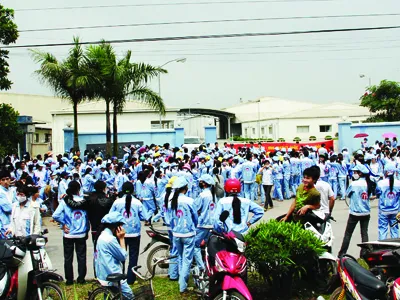 Lương thấp không đủ sống là nguyên nhân khiến đình công ngày càng tăng (Trong ảnh, công nhân khu công nghiệp Quang Minh-Hà Nội đình công đòi tăng lương) Ảnh: Hữu Cẩm