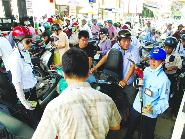 Hàng chục triệu người tiêu dùng cả nước đòi hỏi minh bạch giá xăng dầu. Ảnh: Hồng Vĩnh