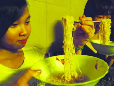 Nguy cơ từ phẩm vàng tổng hợp