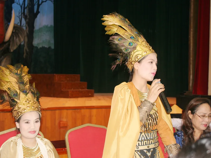 Tiểu thư 'đánh vật' với bà Trưng