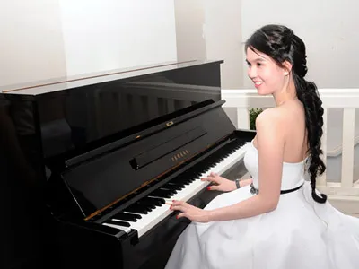 Ngọc Trinh như công chúa tuyết chơi Piano