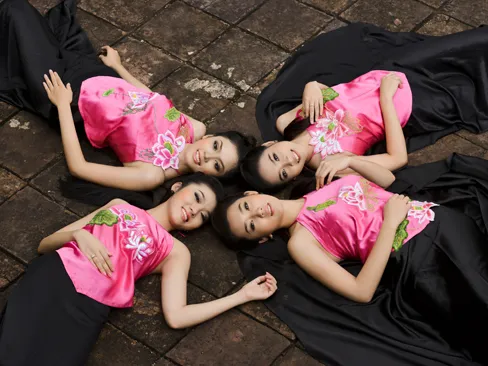'Tiên nữ' diện yếm đào đón Xuân