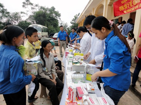 Đoàn viên thuộc Đoàn thanh niên cơ quan Dân Chính Đảng tỉnh cấp phát thuốc miễn phí cho người dân thôn Đồng Cống (xã Bình Dân, huyện Vân Đồn)