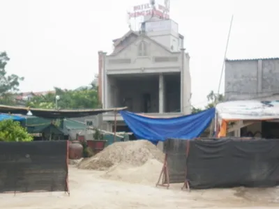 Bị đình chỉ, nhà hai tầng vẫn 'hiên ngang' mọc lên