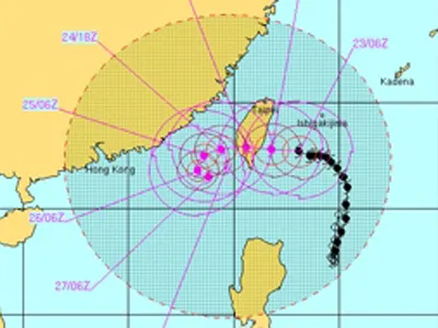 Hai cơn bão đấu nhau gần biển Đông