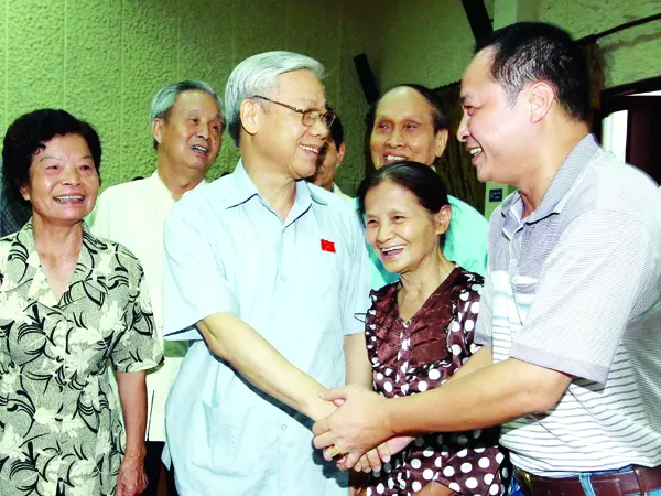 Đại biểu quốc hội, Tổng Bí thư Nguyễn Phú Trọng gặp gỡ, tiếp xúc với với cử tri quận Hoàn Kiếm, Hà Nội Ảnh: Doãn Tấn