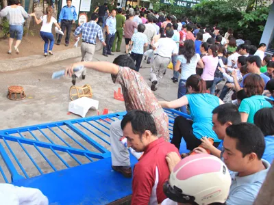Trắng đêm đội mưa, đạp đổ cổng trường xin học cho con