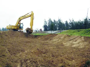 Chân đê chắn sóng ven biển Nghi Xuân đang bị đào bới nham nhở Ảnh: Minh Thùy