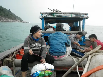 Những người đàn bà đạp sóng vươn khơi
