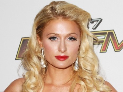 Paris Hilton bực tức vì bị trộm bikini và túi xách