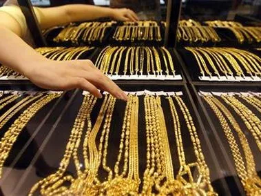 Vàng giảm xuống mức thấp nhất trong hai năm