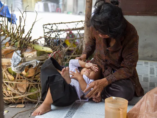 'Bà ăn xin bên cháu bé 2 tuổi'-Sự thật nhói lòng