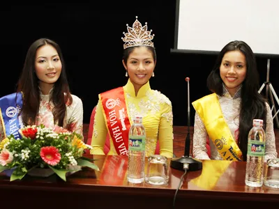 Hoa hậu Đặng Thị Ngọc Hân và 2 Á hậu tại báo Tiền Phong