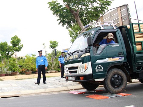 Cơi thùng, nới xi-téc xe Trung Quốc để nâng tải, phá đường