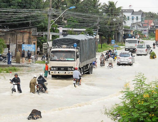 Nam Trung Bộ ngập nặng, hơn 10 người chết, mất tích