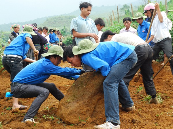 Thanh niên làm tình nguyện tại vùng cao Ảnh: Tùng Duy