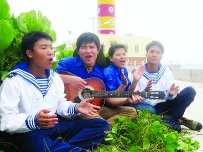 ĐVTN giao lưu với chiến sỹ tại Trường Sa. Ảnh: Trọng Phú