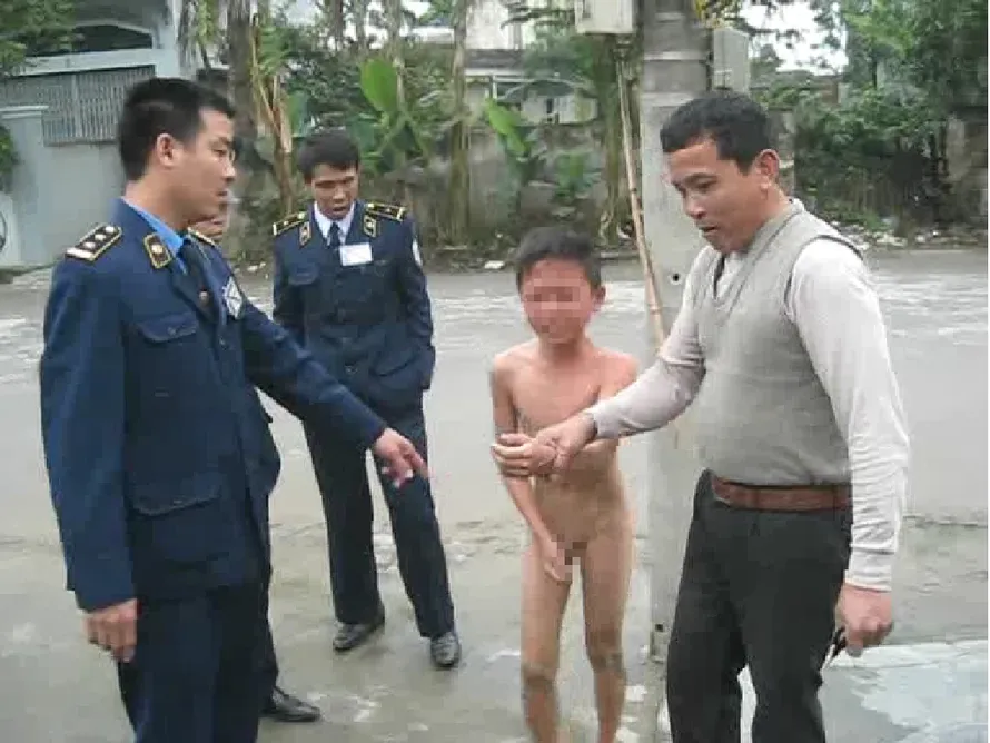 Bé trai bị bố lột truồng, trói cột điện giữa trời rét
