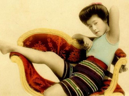 Geisha trong trang phục áo tắm