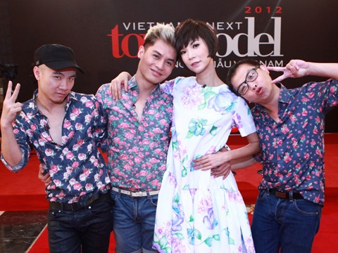 Giám khảo Next Top Model 'xì-tin' hơn cả thí sinh