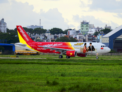 Hoa hậu Mai Phương Thúy, Johny Trí Nguyễn trên nóc máy bay VietJetAir