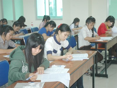 Thí sinh dự thi vào ĐH Sư phạm TPHCM năm 2012 Ảnh: Q.P