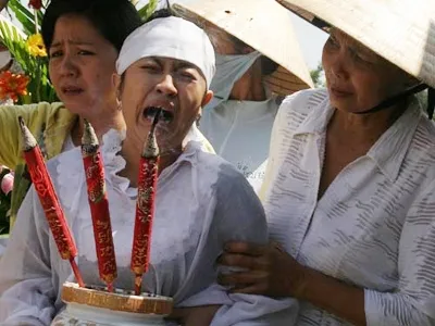 Hai con nhà báo Hoàng Hùng được bảo vệ