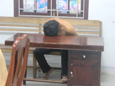 Say rượu, đánh cảnh sát giao thông
