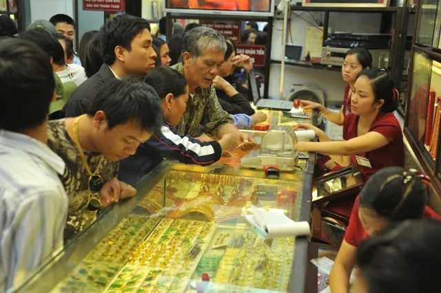 Mặc thế giới lao dốc, giá vàng Việt Nam 'bất động'
