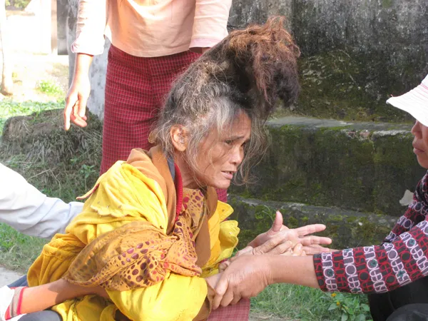 Người mẹ già mong con được vào trại tâm thần