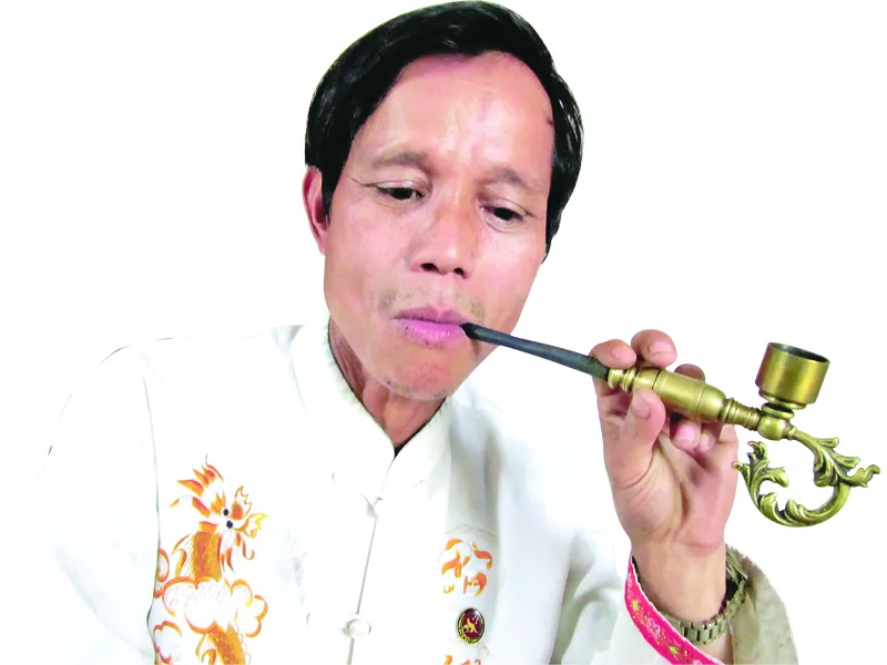 Tay chơi hút thuốc bằng tẩu