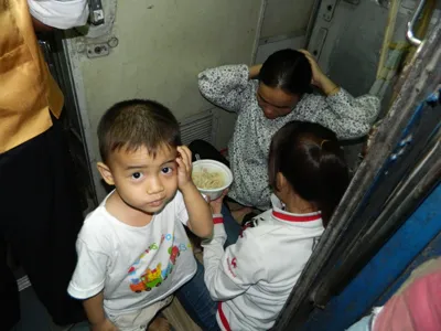 Vạ vật trên tàu về quê đón Tết