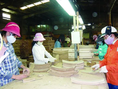 Lao động mất việc ồ ạt