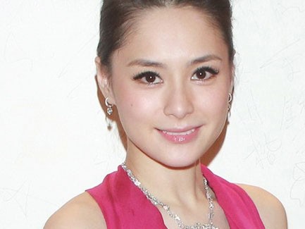 Chung Hân Đồng kể vụ bị giật điện thoại ở Việt Nam