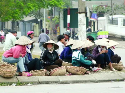 Chờ việc tại chân cầu Chương Dương