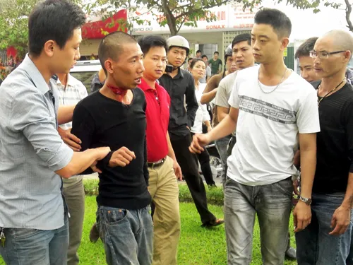 Thanh niên phê thuốc đòi tự tử giữa phố là ai?