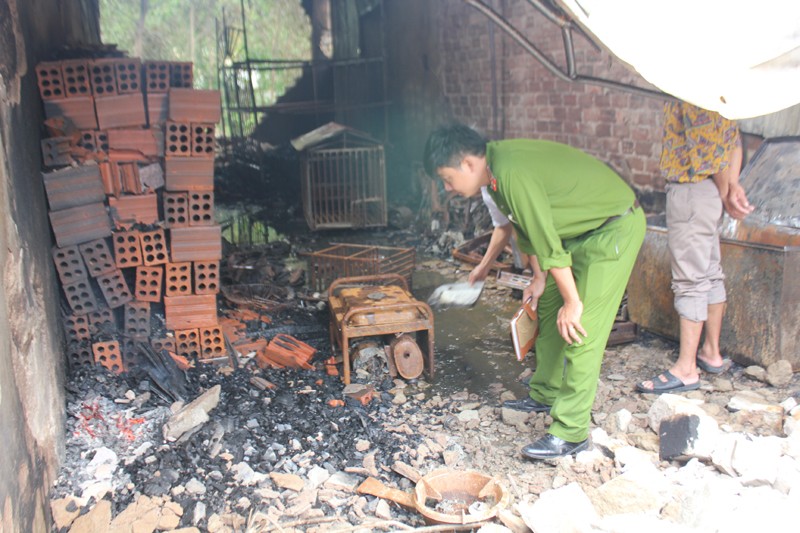 Cửa hàng gas bị thiêu rụi sau tiếng nổ lớn