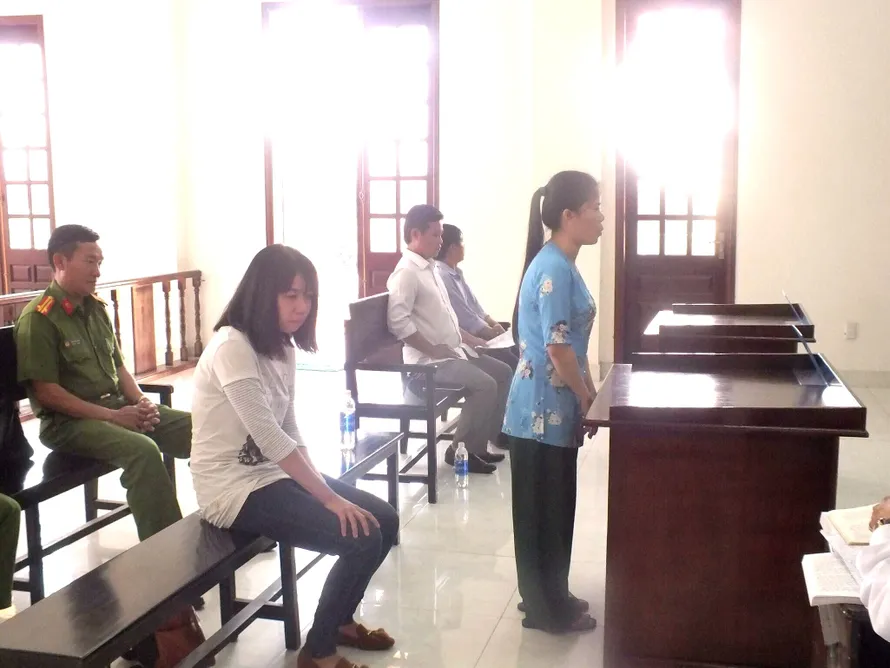 Hai bị cáo tại tòa. Ảnh: Tân Châu