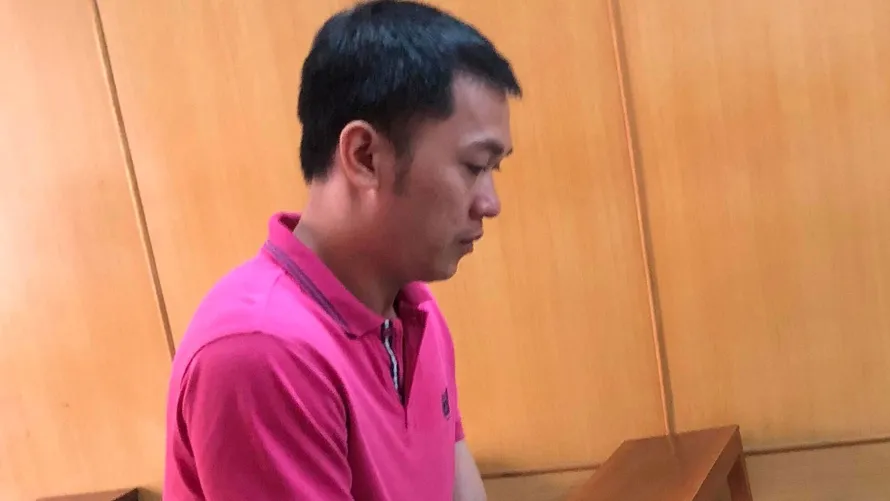 Phóng viên ‘dỏm’ Đặng Thanh Thiện tại tòa sáng nay. Ảnh: Tân Châu