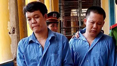 Hai bị cáo Sơn, Phụng tại tòa. Ảnh: Tân Châu