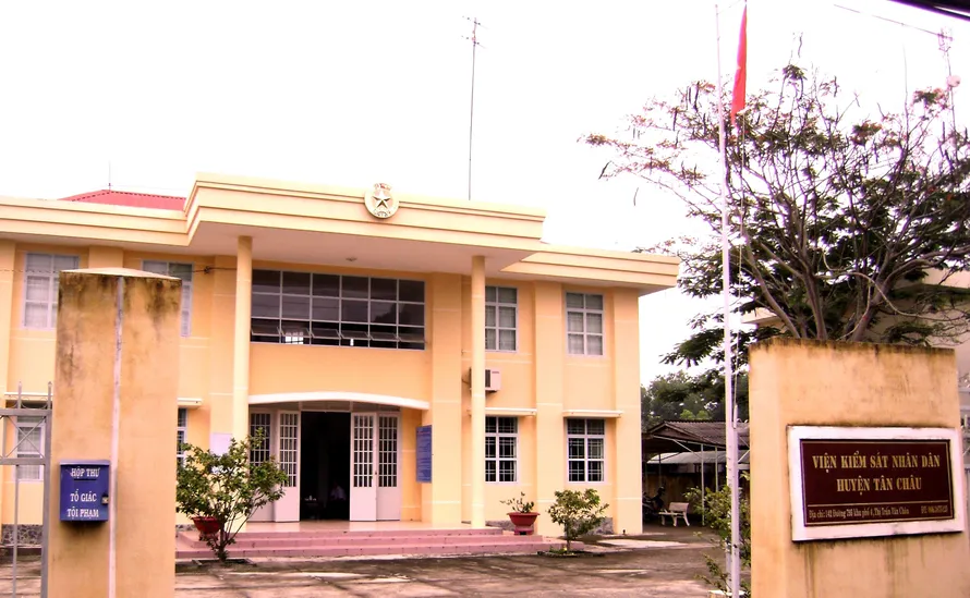 Ngay sau khi bị bắt quả tang, Cơ quan điều tra Viện KSND tối cao cũng khám xét nơi làm việc của ông An tại Viện KSND huyện Tân Châu.