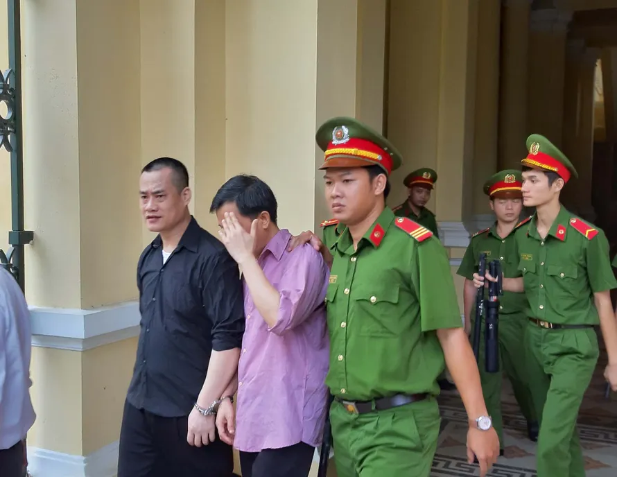 Hai bị cáo sau phiên tòa hôm nay. Ảnh: Tân Châu