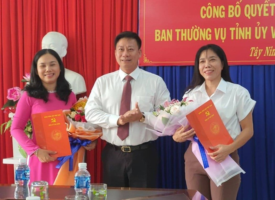 Phó Bí thư Tỉnh ủy, Phó Chủ tịch Thường trực UBND tỉnh Tây Ninh Nguyễn Thanh Ngọc chúc mừng tân Tổng Biên tập báo Tây Ninh (trái) và tân Phó Giám đốc Sở TT-TT tỉnh Tây Ninh (phải). Ảnh: Đ.T.N